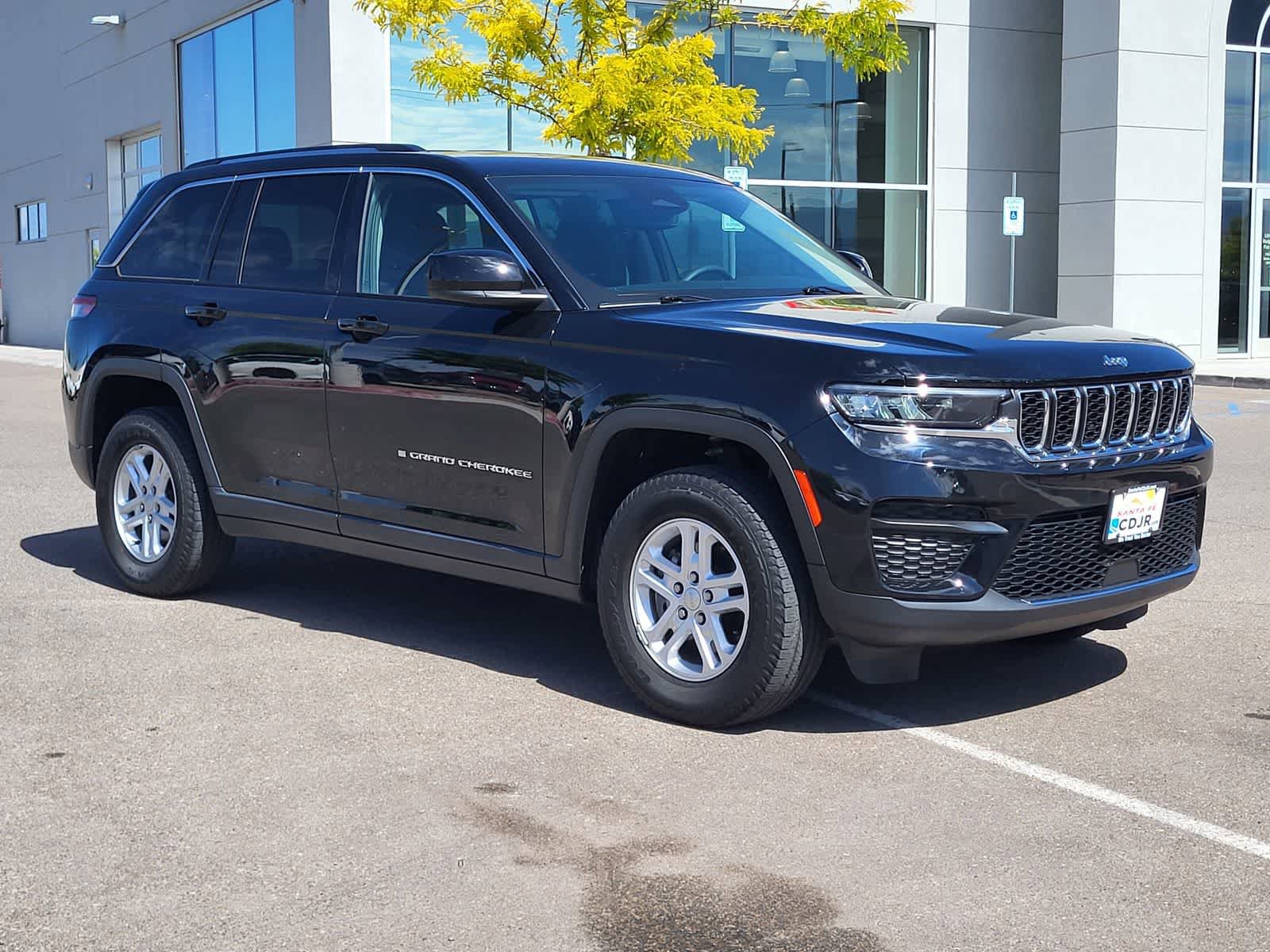 Used 2023 Jeep Grand Cherokee Laredo w/ Luxury Tech Group I AWD/4WD video 3