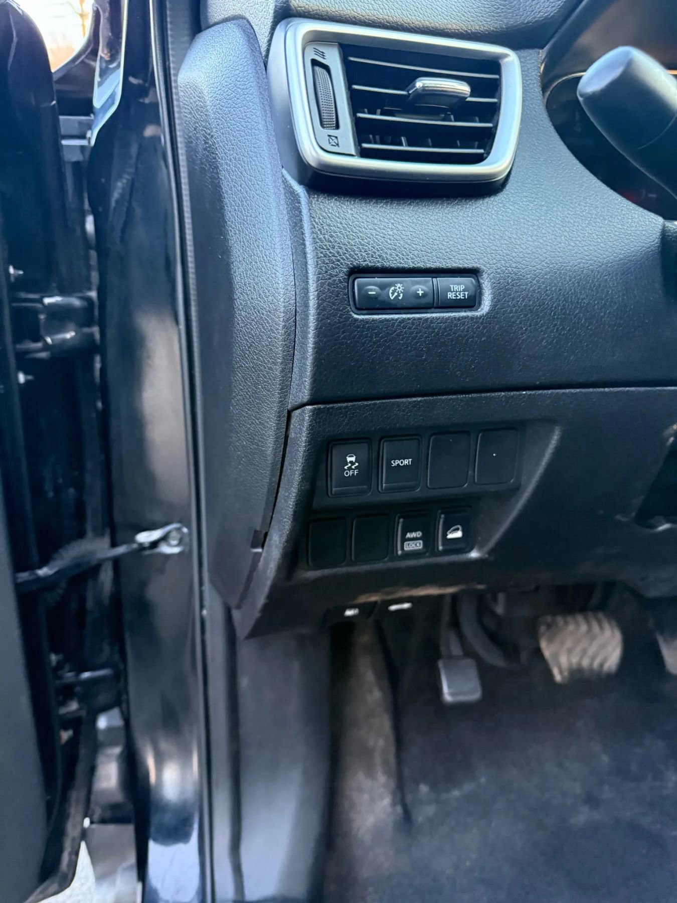 Used 2014 Nissan Rogue S image 27