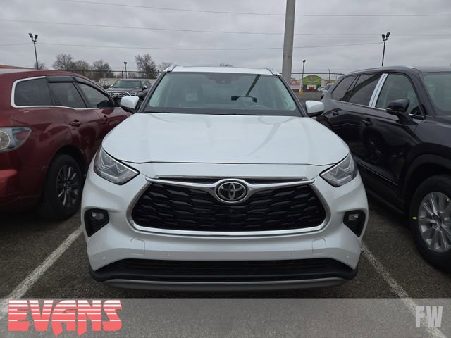 New 2026 Toyota Highlander Platinum image 2