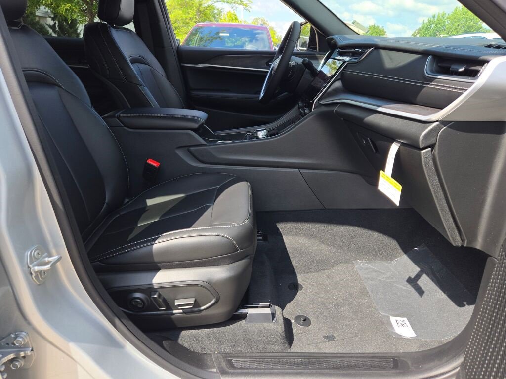 New 2025 Jeep Grand Cherokee L Limited w/ MOPAR Finishing Package image 7