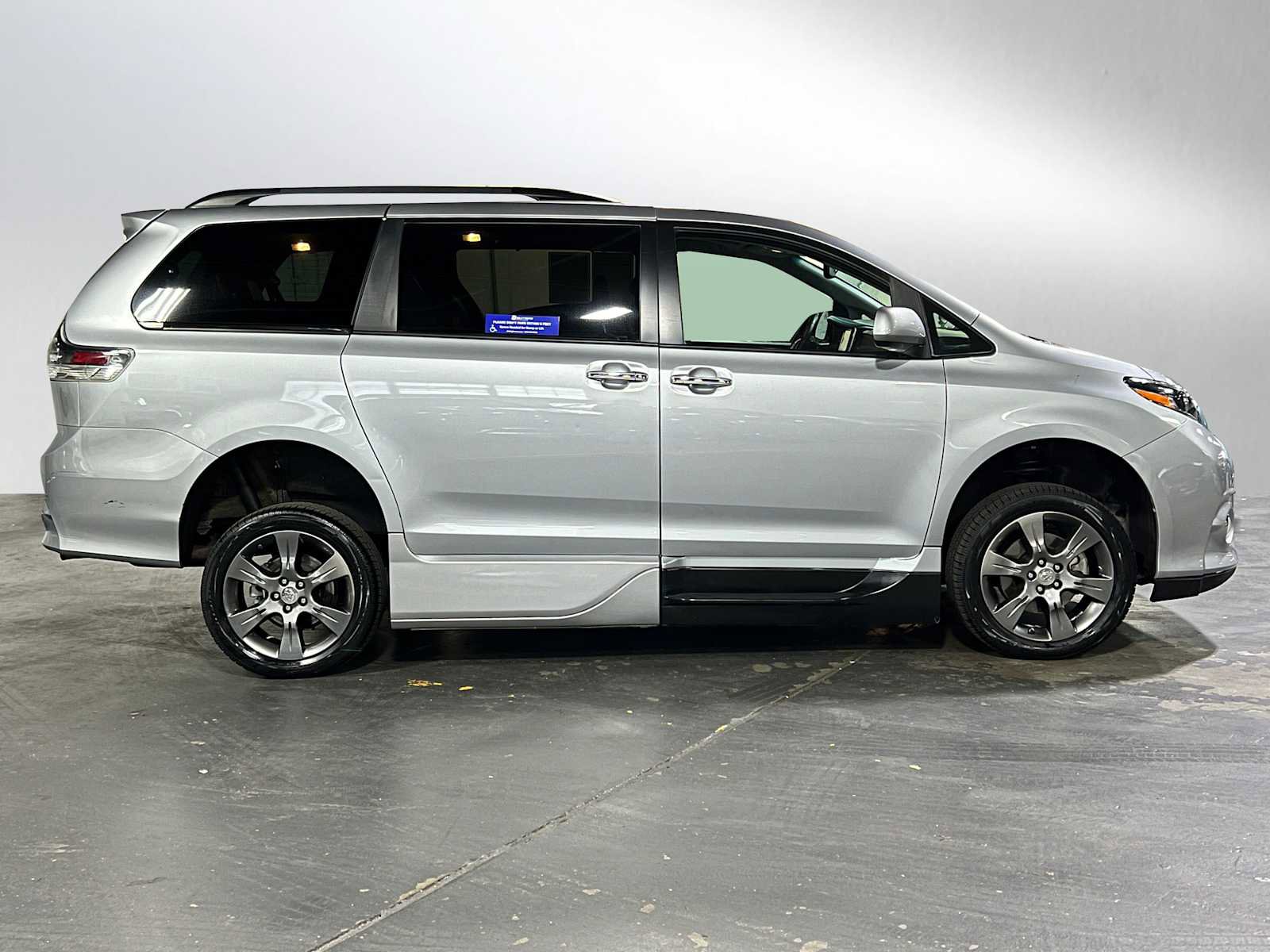 Used 2015 Toyota Sienna SE w/ SE Preferred Package image 2