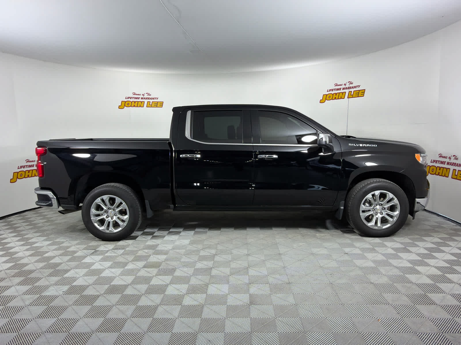 Used 2024 Chevrolet Silverado 1500 LTZ RWD image 7