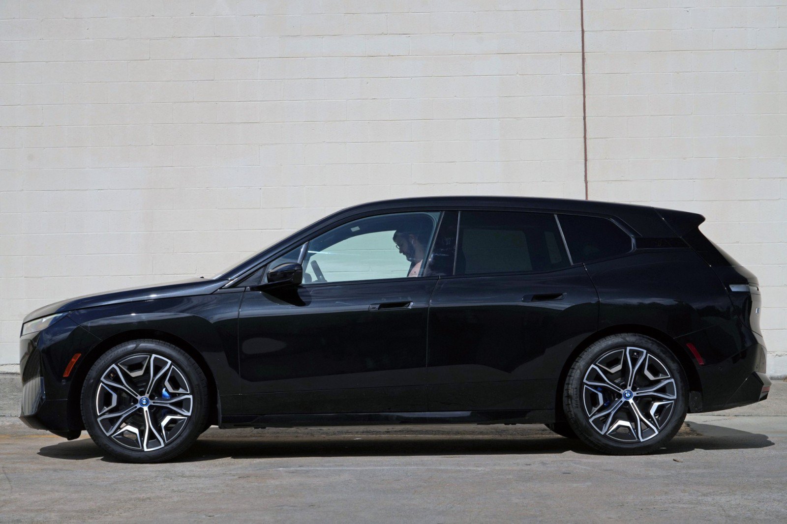 Used 2022 BMW iX xDrive50 w/ Sport Package AWD/4WD image 8