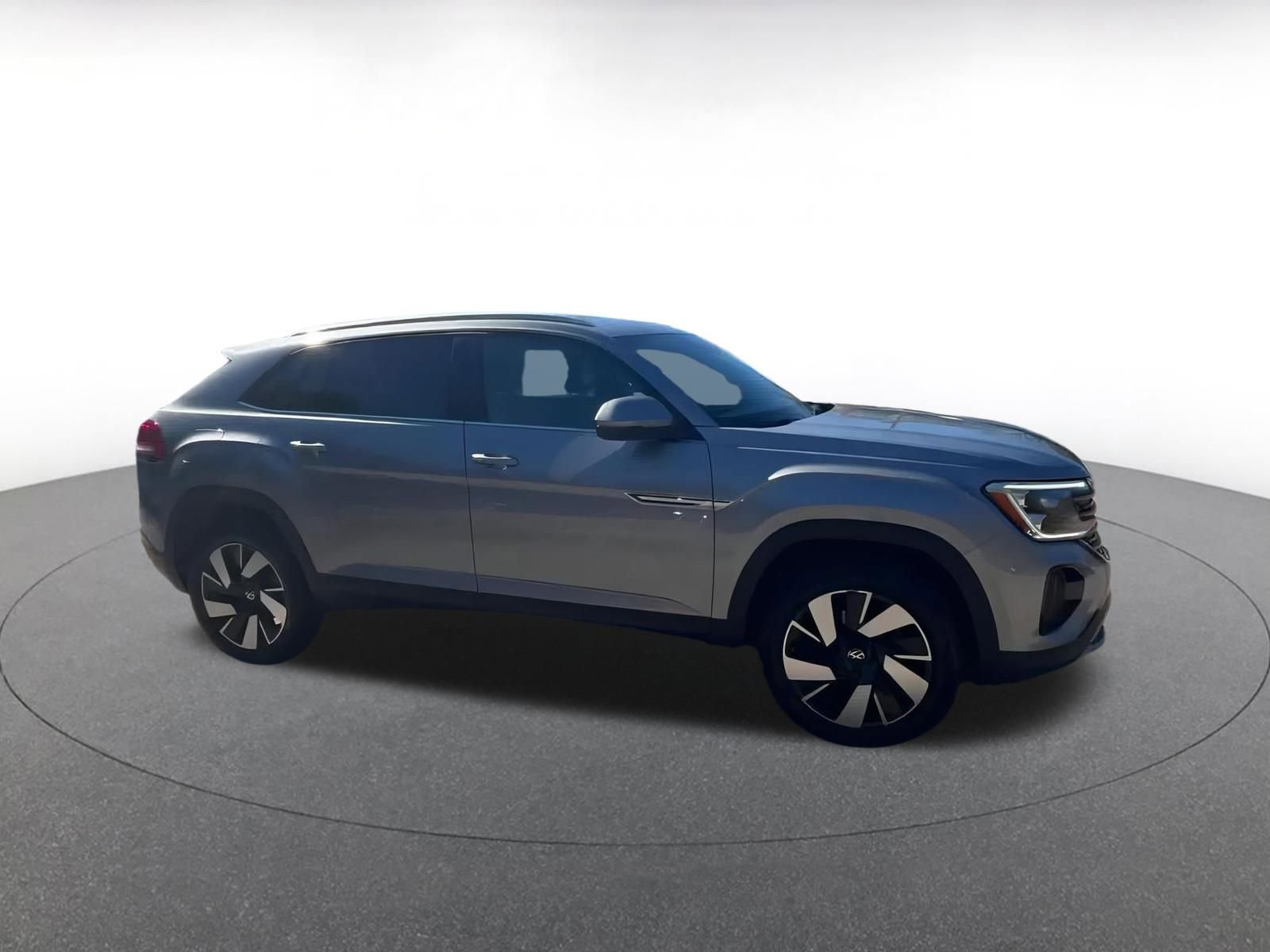 Used 2025 Volkswagen Atlas Cross Sport SE image 2