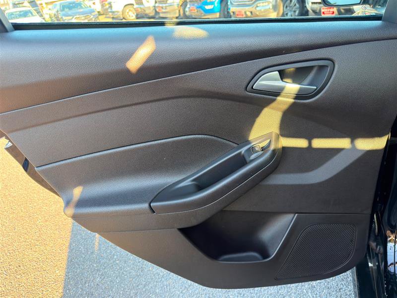 Used 2016 Ford Focus SE w/ SE Sport Package FWD image 16