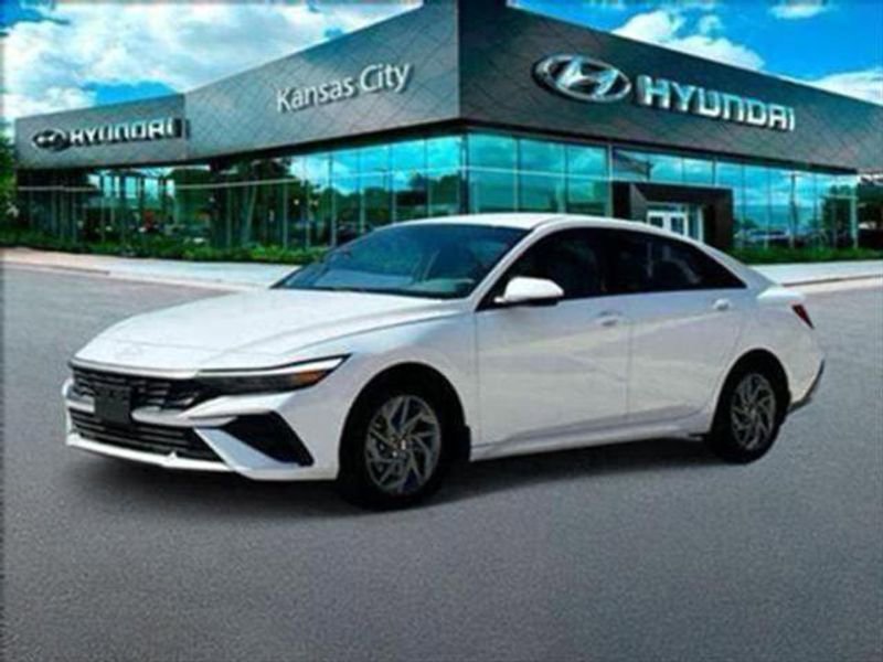 Used 2025 Hyundai Elantra Blue image 12