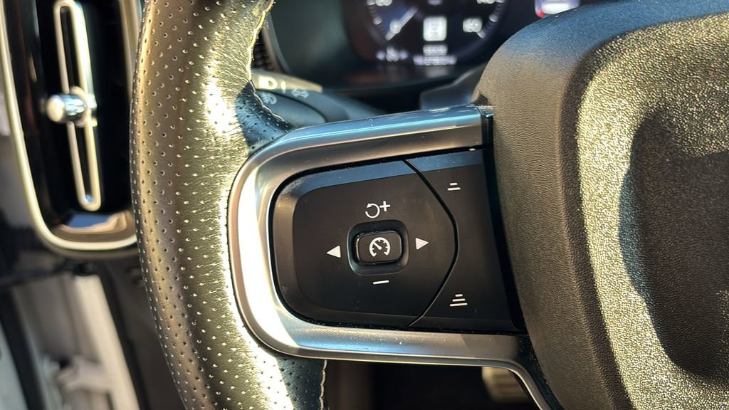 Used 2021 Volvo XC40 T5 R-Design w/ Climate Package image 16