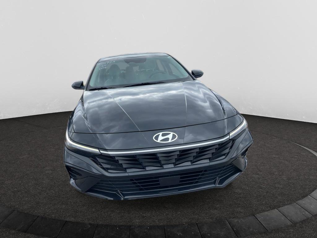 Used 2025 Hyundai Elantra Limited image 2