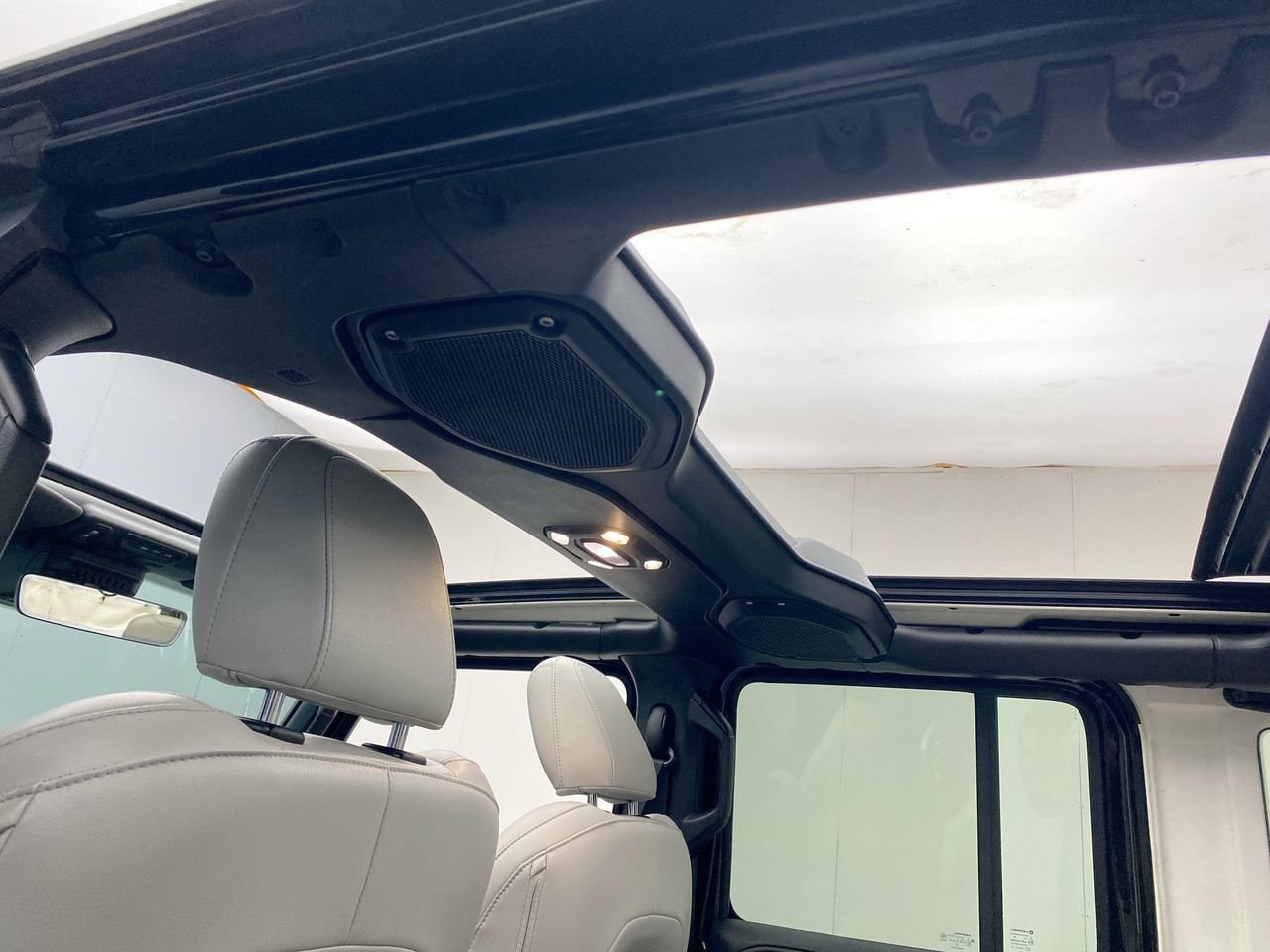 Used 2022 Jeep Wrangler Unlimited Sahara AWD/4WD image 24