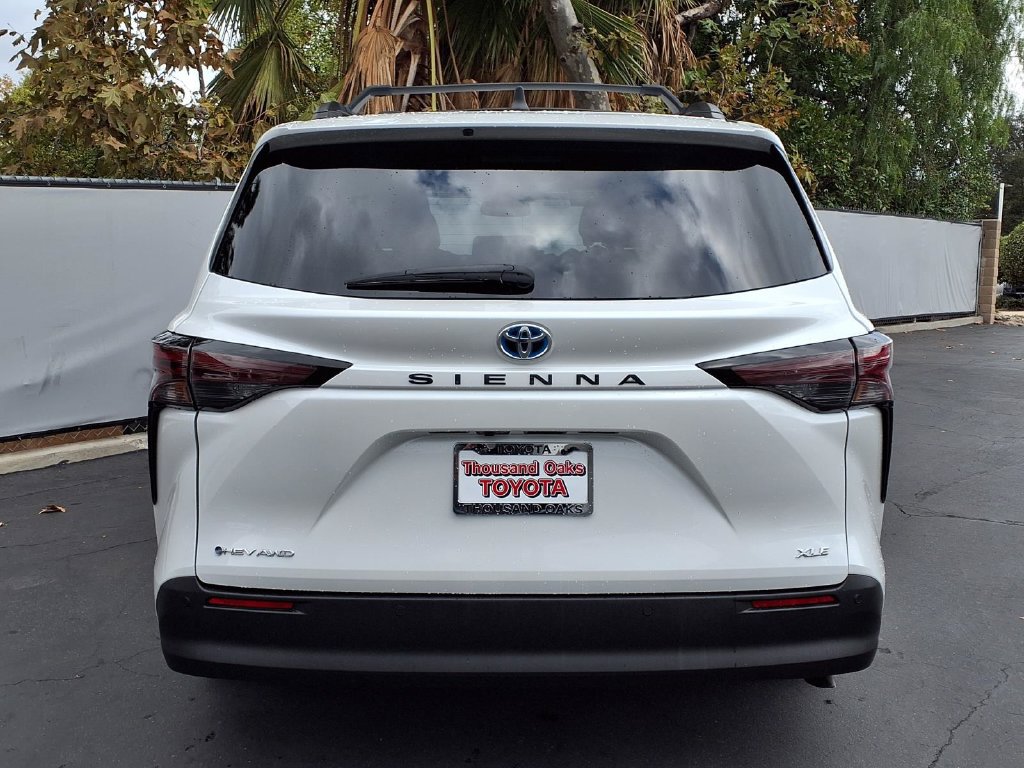 Used 2025 Toyota Sienna XLE w/ XLE Plus Package AWD/4WD image 7