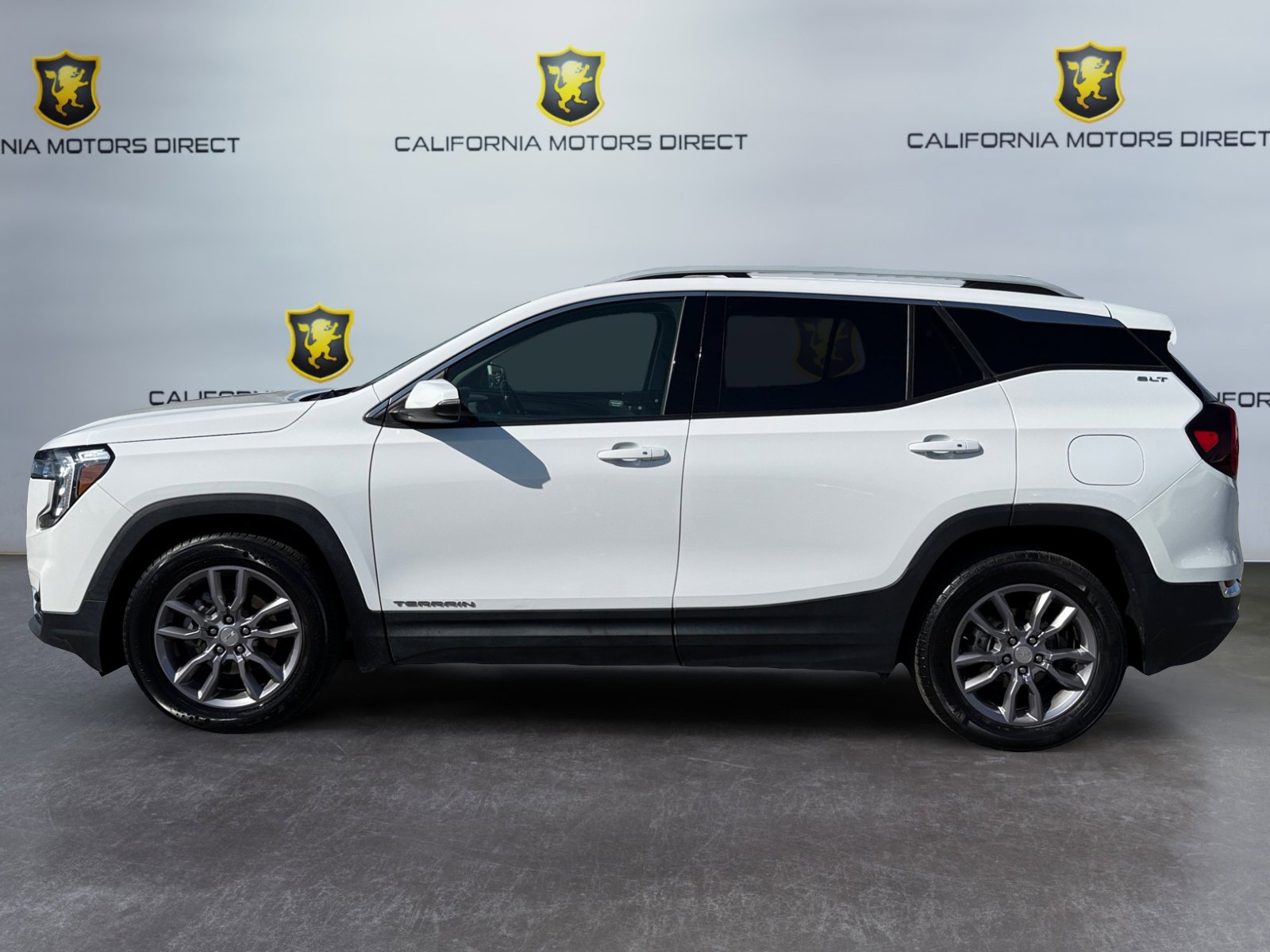 Used 2023 GMC Terrain SLT image 2