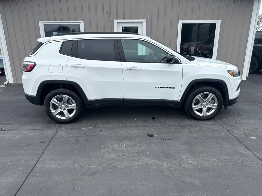 Used 2023 Jeep Compass Latitude w/ Convenience Group AWD/4WD image 2