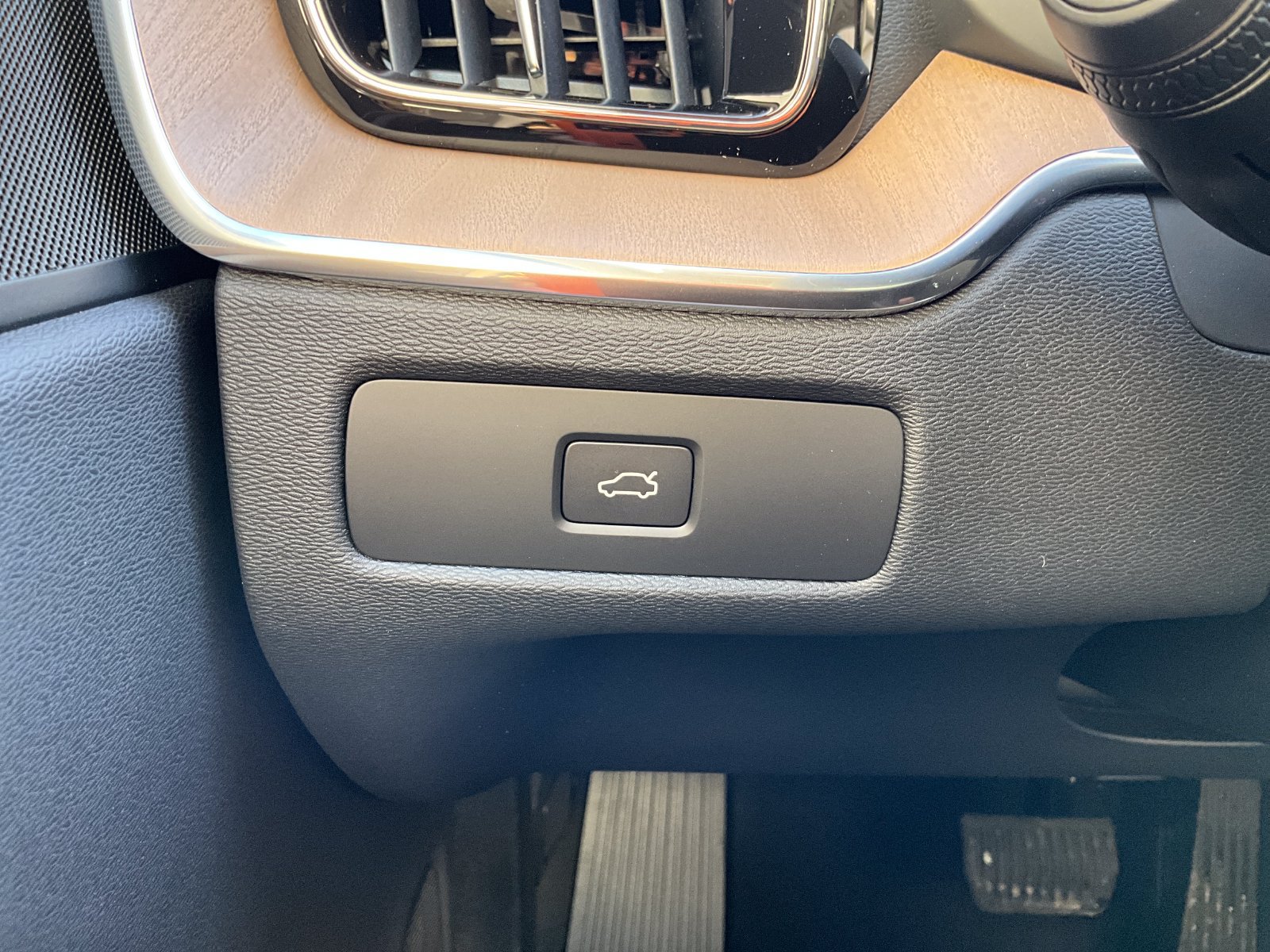New 2026 Volvo XC60 B5 Plus w/ Protection Package Premier AWD/4WD image 22
