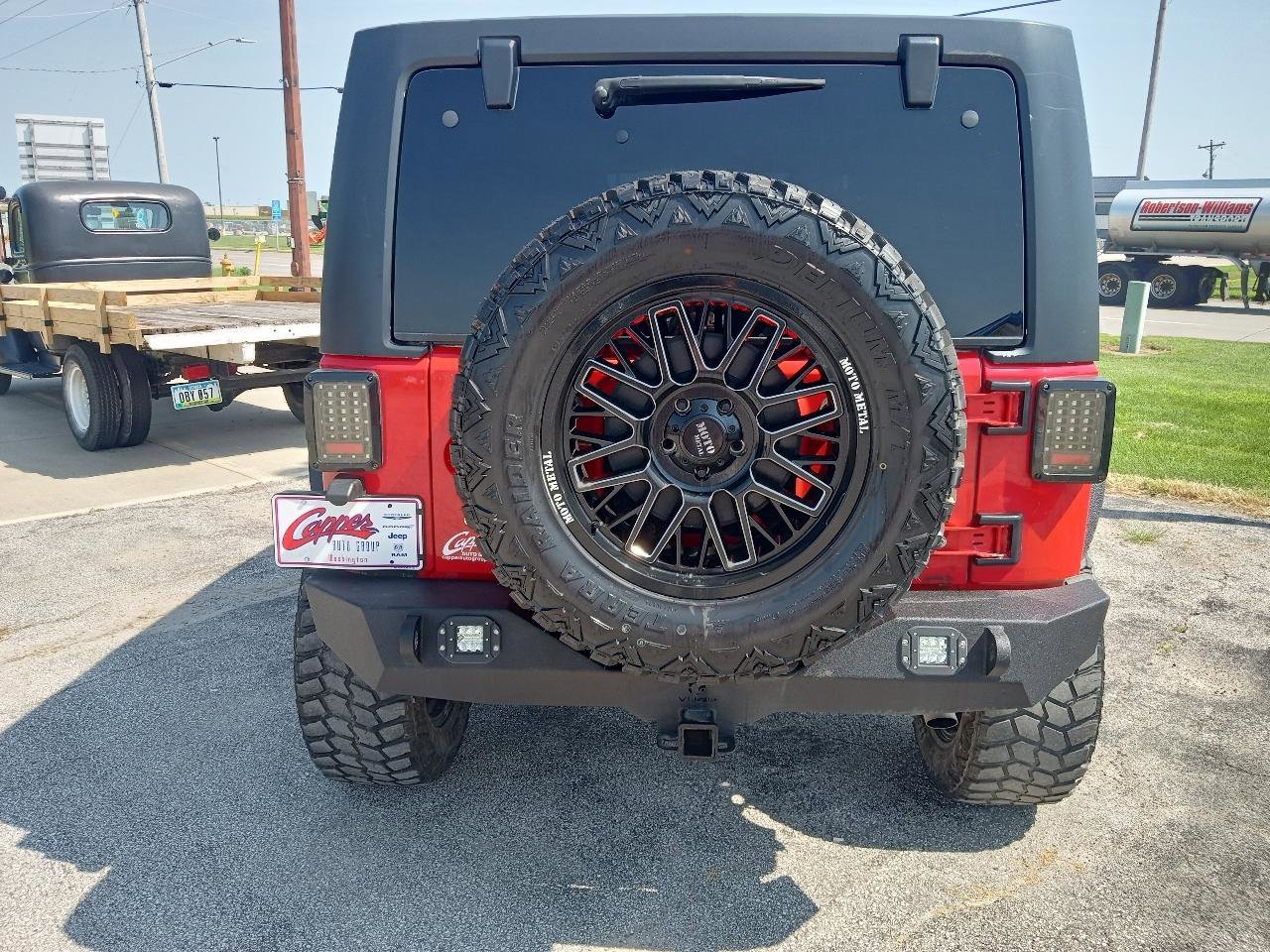 Used 2017 Jeep Wrangler Unlimited Sahara w/ Connectivity Group AWD/4WD image 2