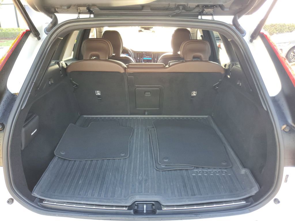Certified 2023 Volvo XC60 B5 Plus w/ Protection Package Premier AWD/4WD image 9