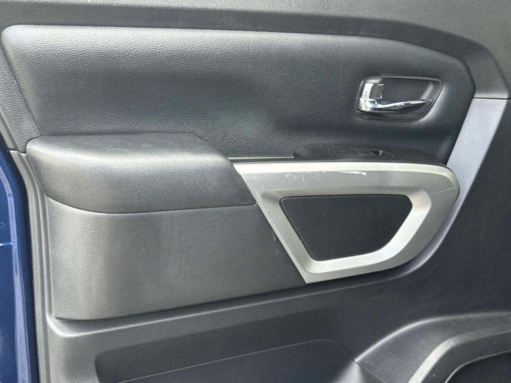 Used 2018 Nissan Titan SV w/ SV Convenience Package RWD image 12