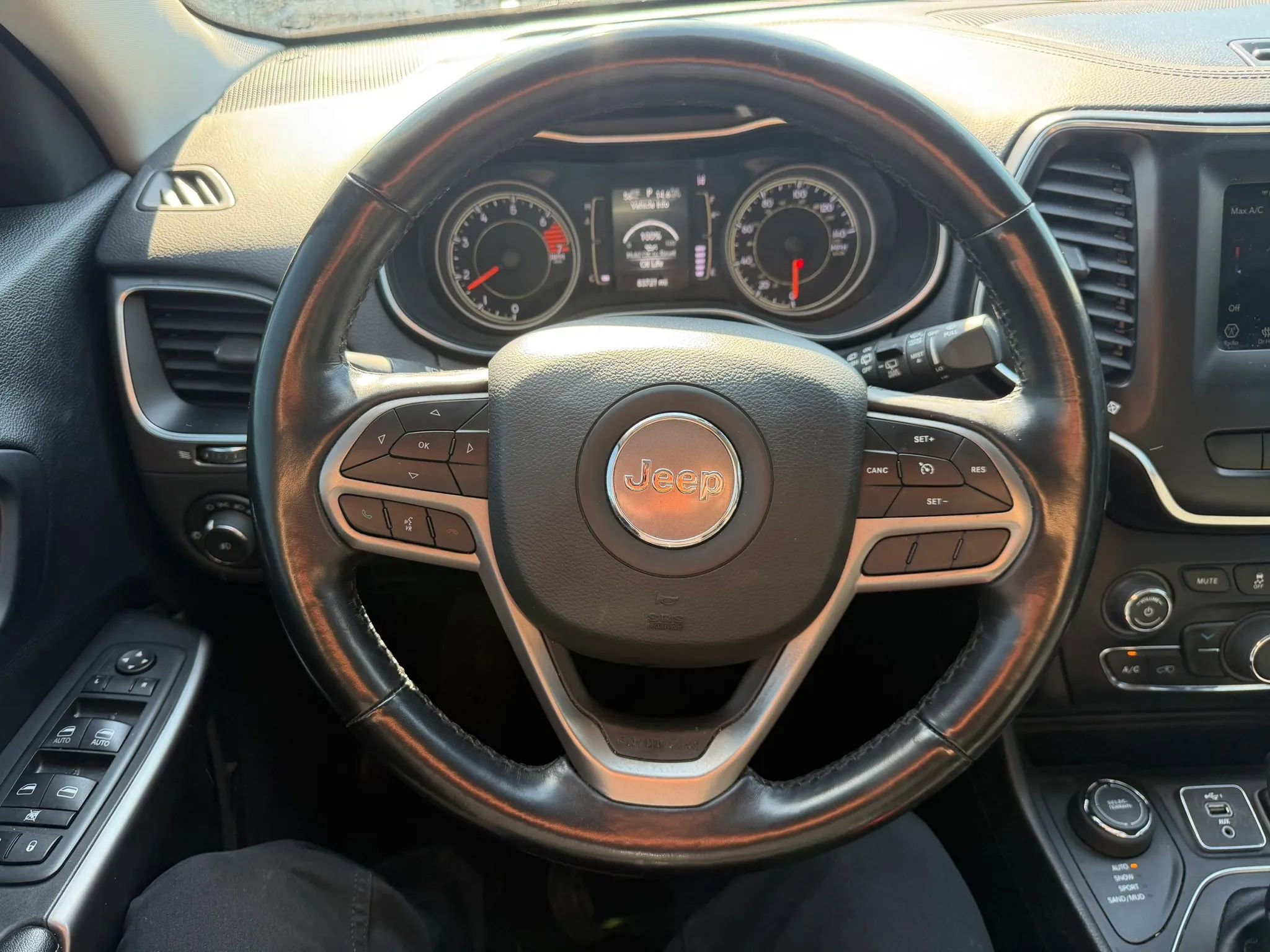 Used 2021 Jeep Cherokee Latitude Plus AWD/4WD image 12