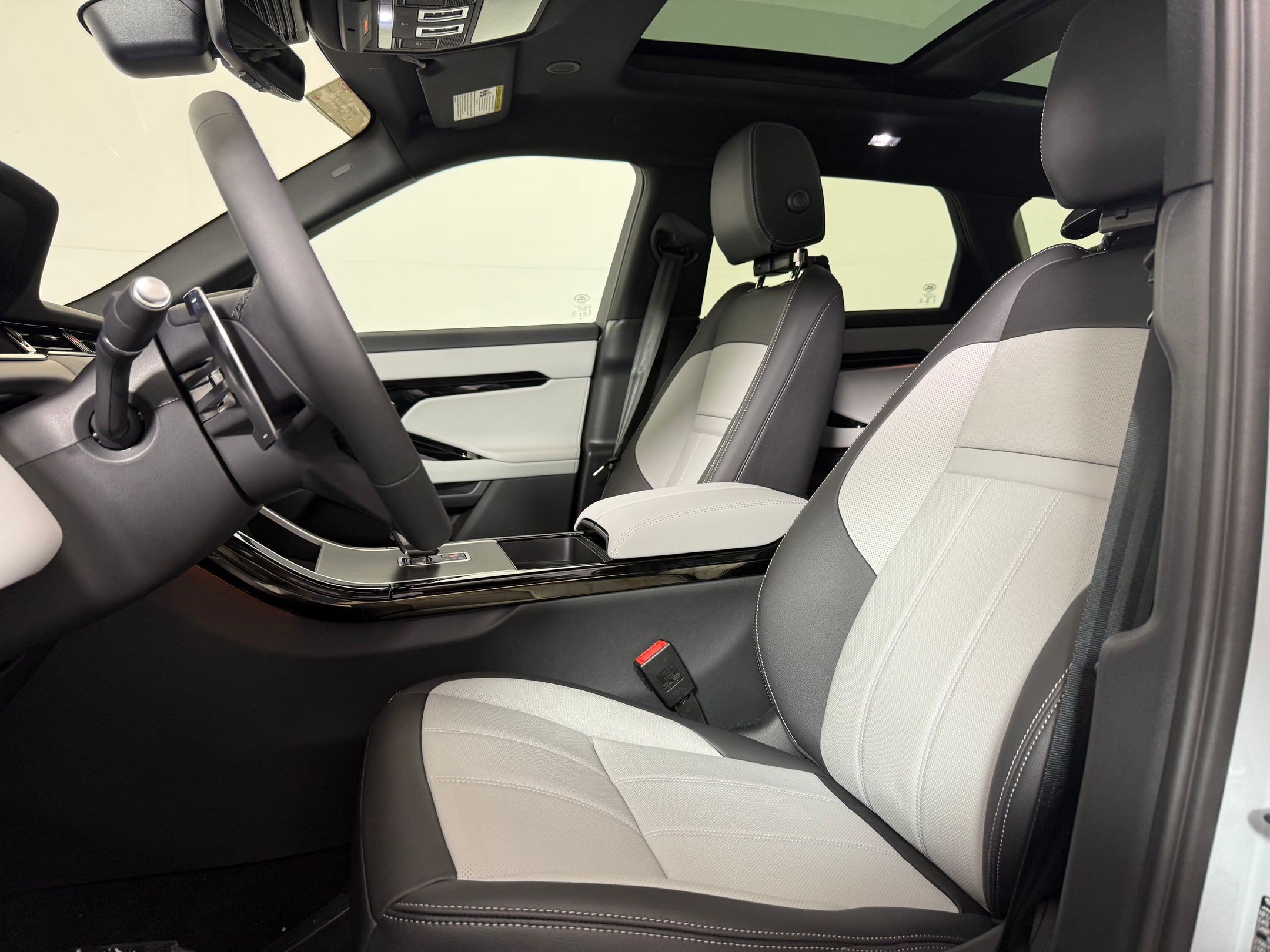 New 2026 Land Rover Range Rover Evoque Hoxton AWD/4WD image 5