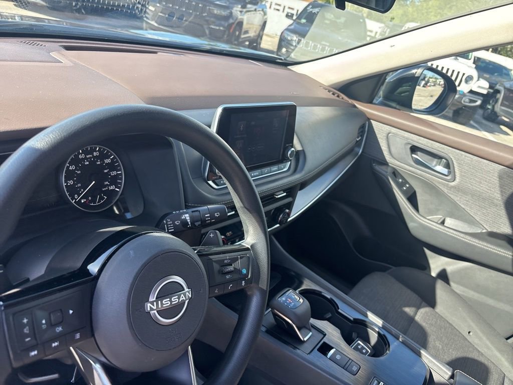 Used 2023 Nissan Rogue SV image 30