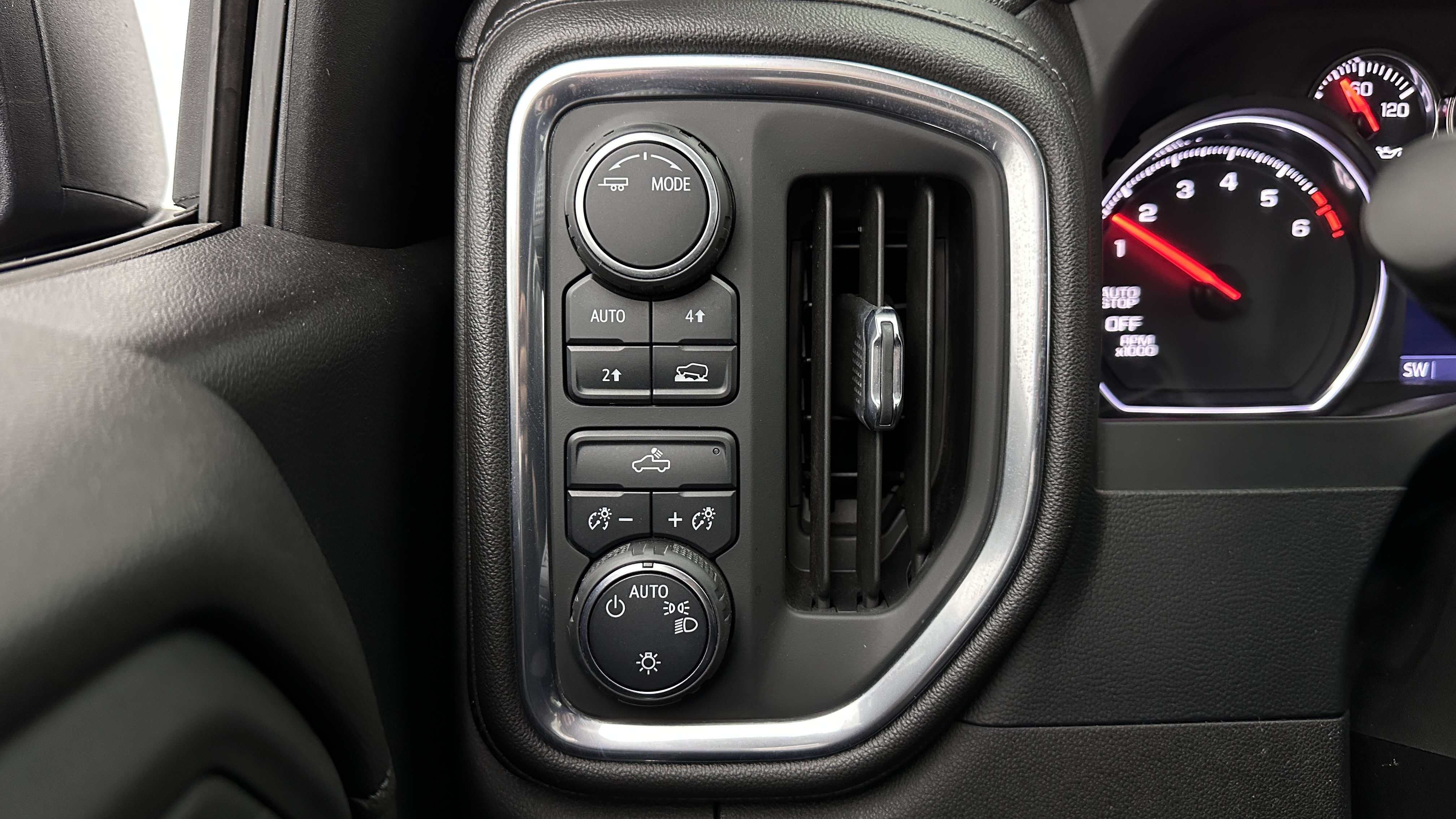 Used 2022 Chevrolet Silverado 1500 LT AWD/4WD image 19