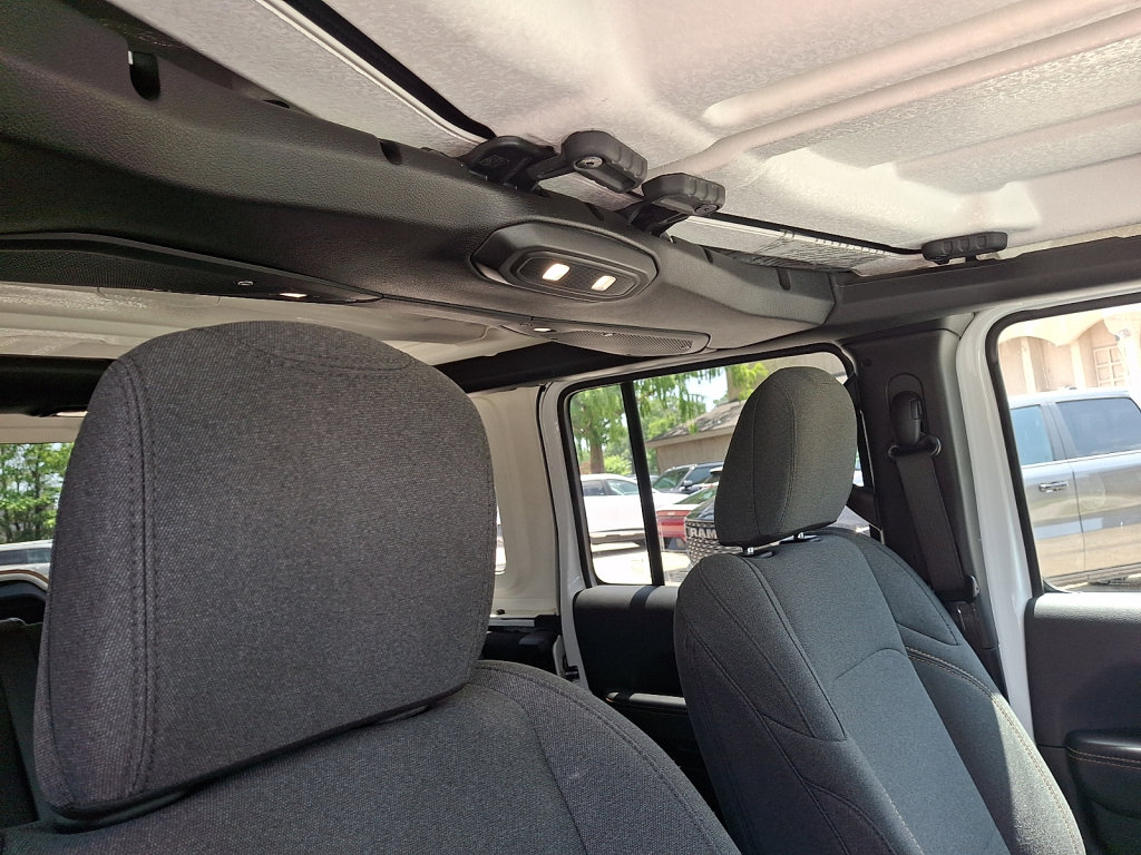 Used 2025 Jeep Wrangler Unlimited Sahara AWD/4WD image 13
