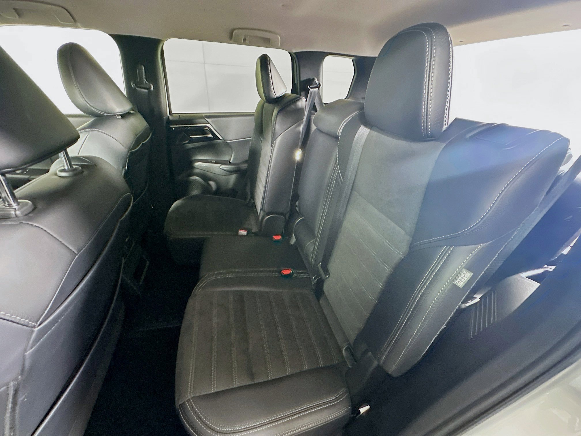 Used 2024 Mitsubishi Outlander 4WD Plug-In Hybrid image 26