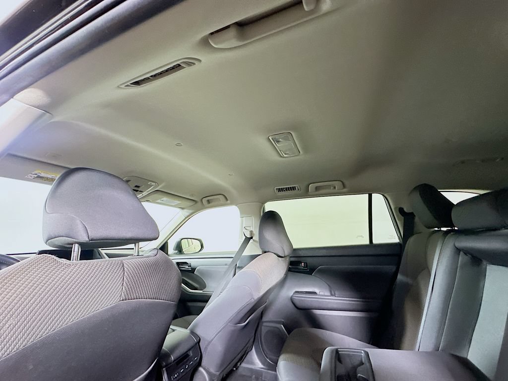 Used 2024 Toyota Highlander LE AWD/4WD image 13