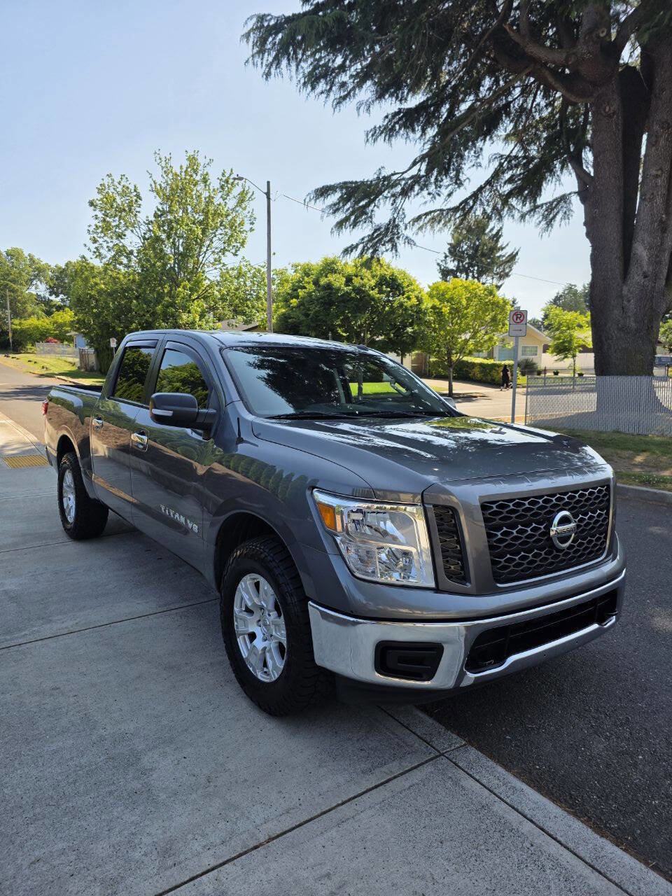 Used 2019 Nissan Titan SV image 3