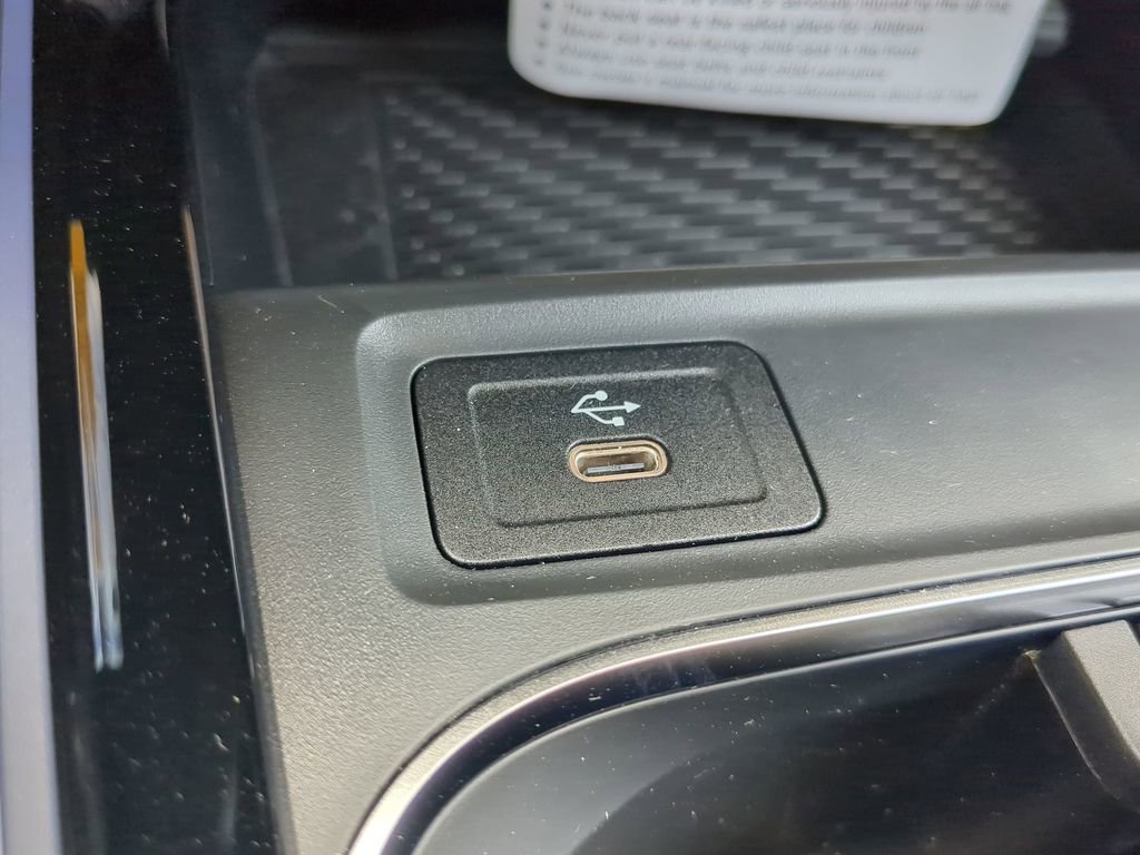 New 2024 Mercedes-Benz GLB 250 image 9