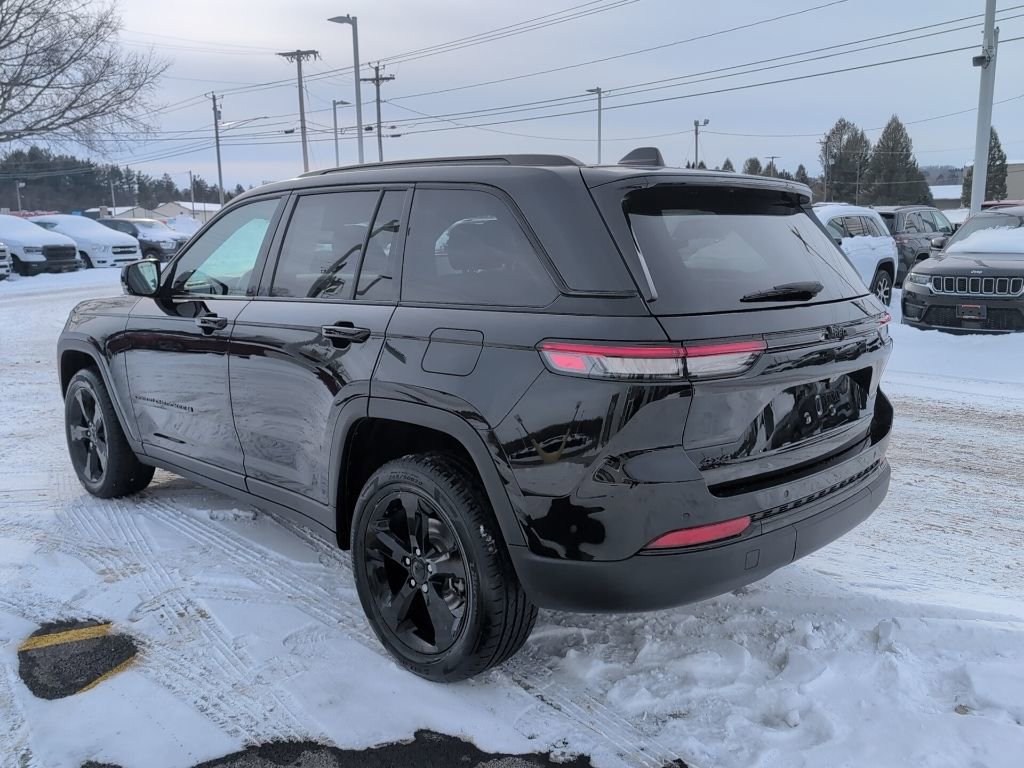 Used 2023 Jeep Grand Cherokee Altitude image 5