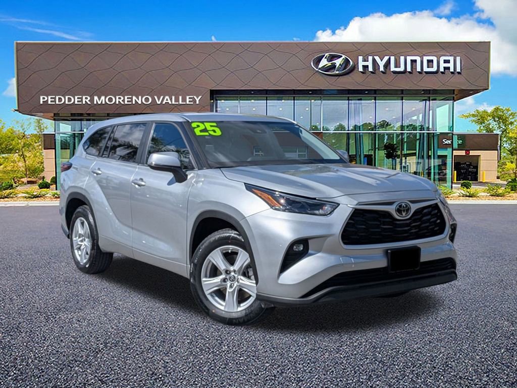 Used 2025 Toyota Highlander LE image 2