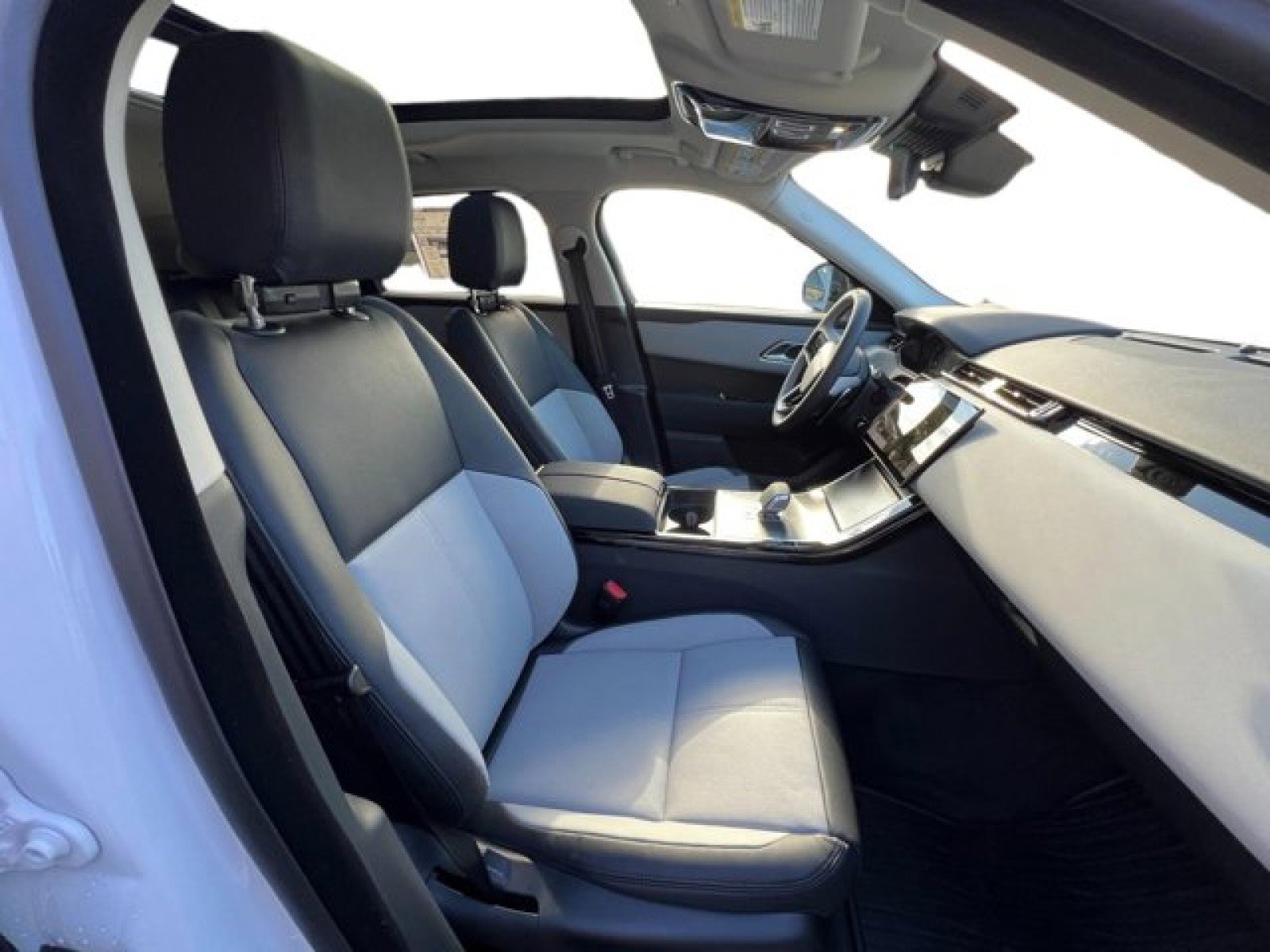 New 2025 Land Rover Range Rover Velar Dynamic SE image 12