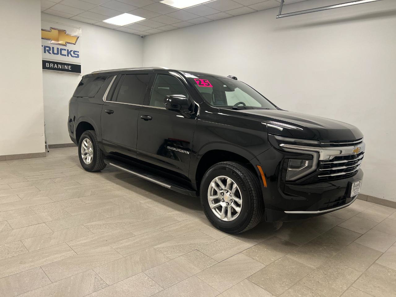 Used 2025 Chevrolet Suburban LT AWD/4WD image 9