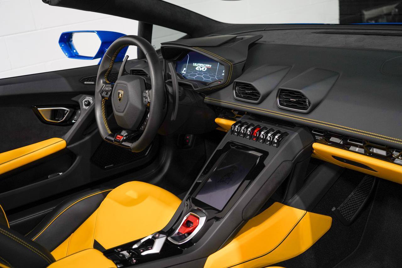 Used 2023 Lamborghini Huracan EVO image 18