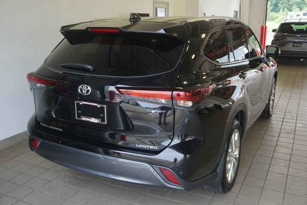 Used 2025 Toyota Highlander Limited AWD/4WD image 17