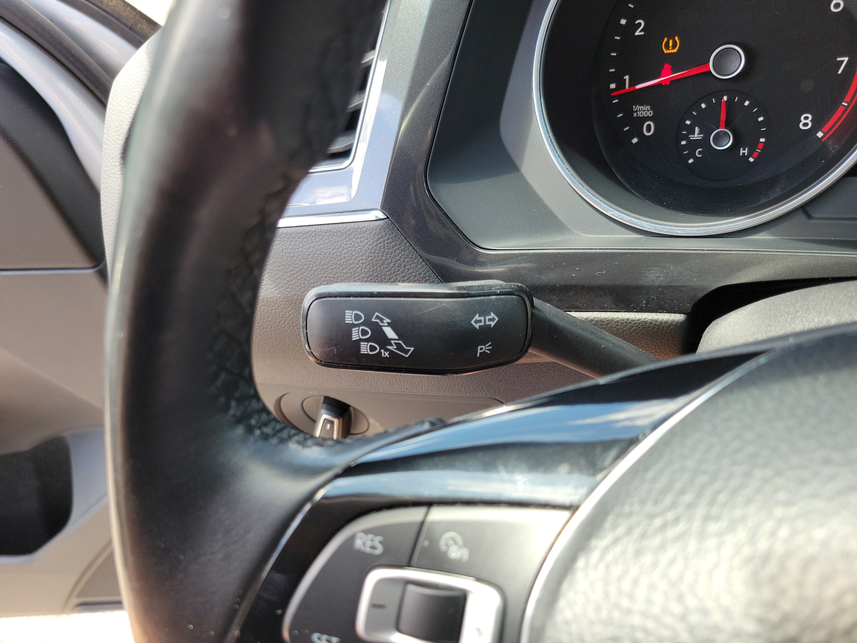 Used 2018 Volkswagen Tiguan SE w/ Panoramic Sunroof Package FWD image 24