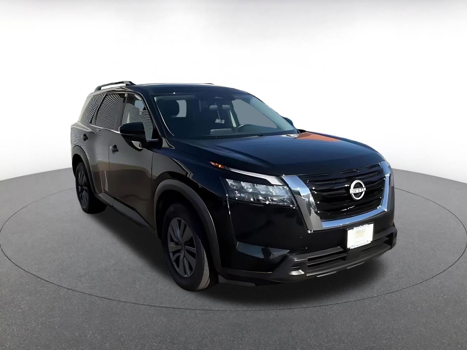 Used 2025 Nissan Pathfinder SV FWD image 3