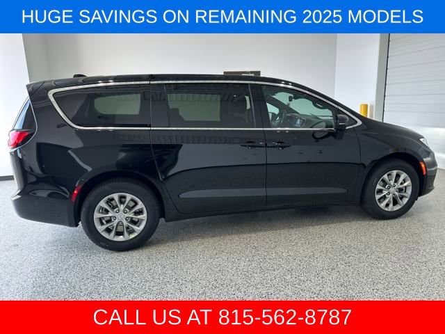New 2025 Chrysler Pacifica Select image 28