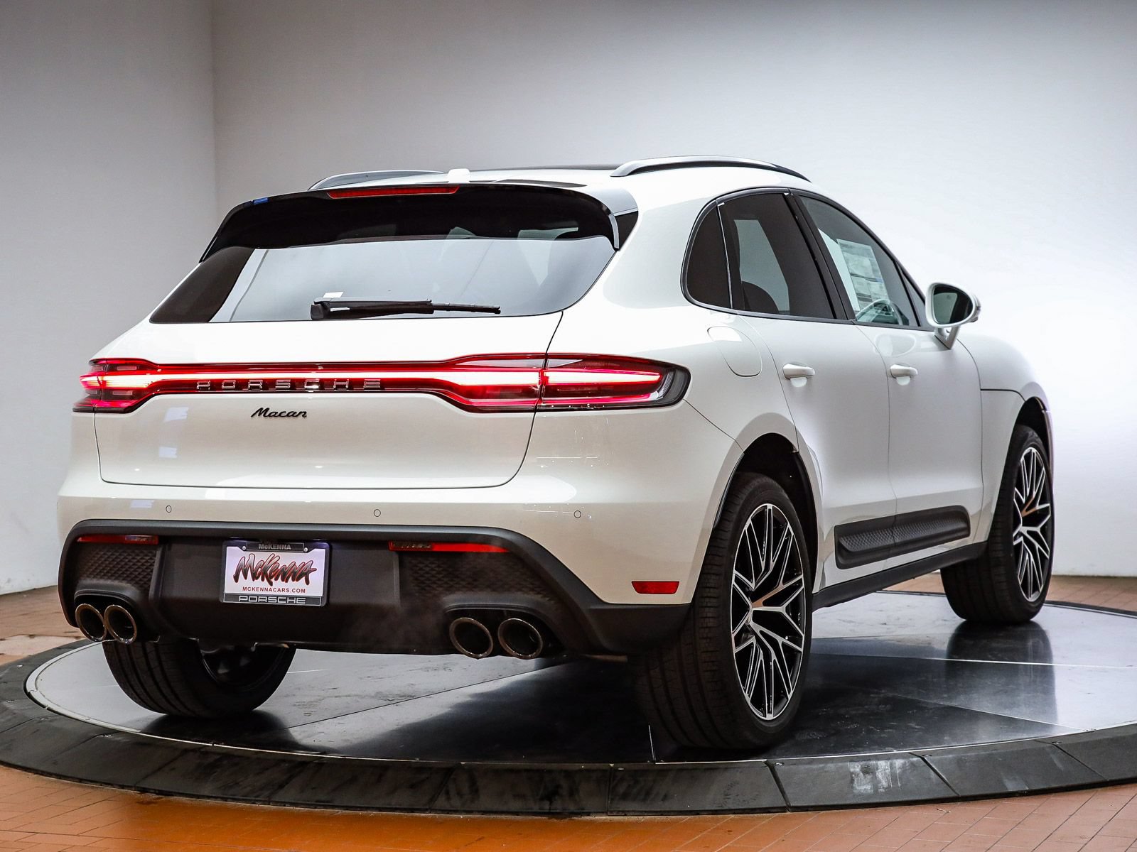 Certified 2026 Porsche Macan AWD/4WD image 6
