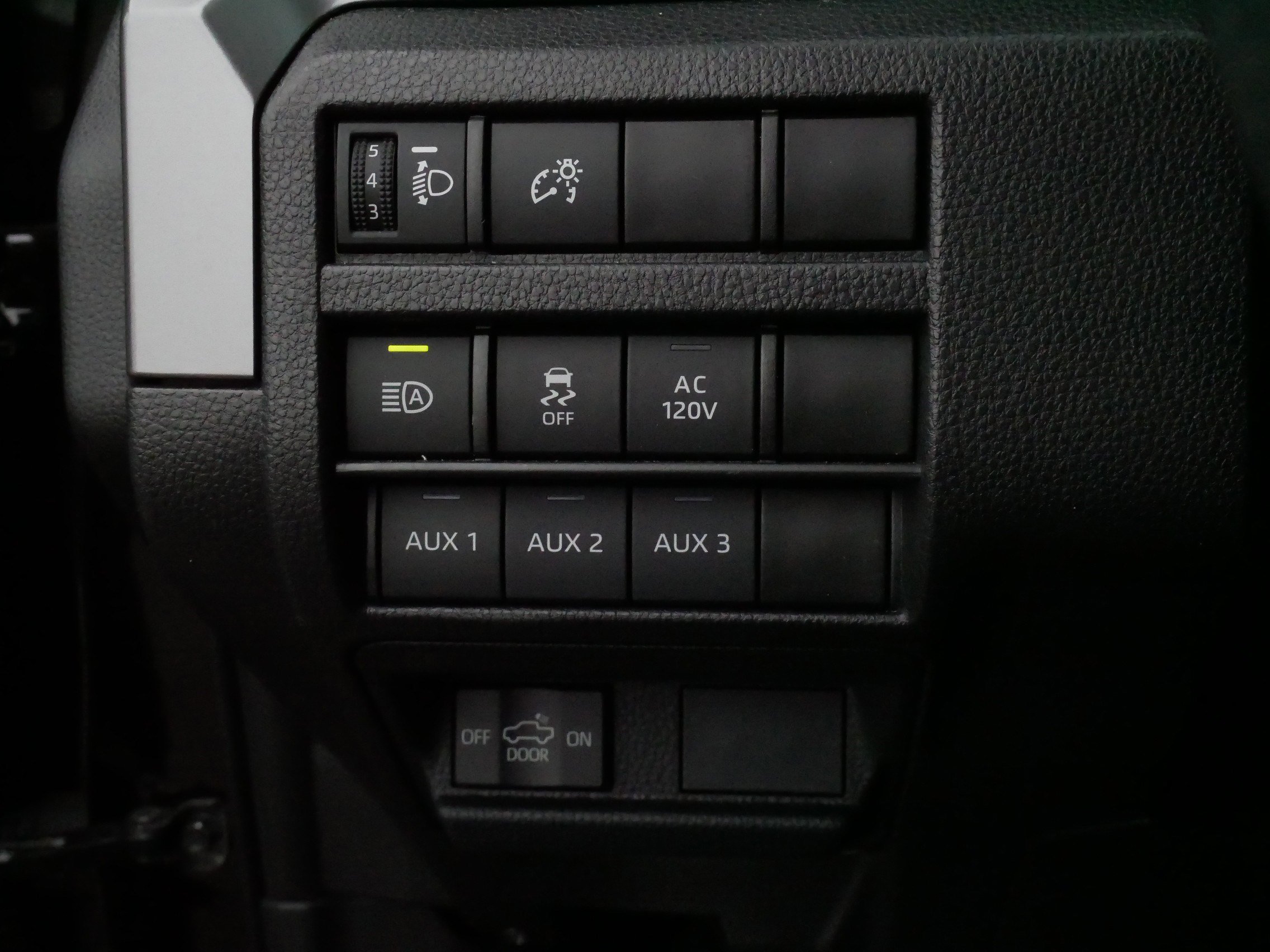 Used 2025 Toyota Tacoma TRD Sport w/ TRD Sport Upgrade Package image 26