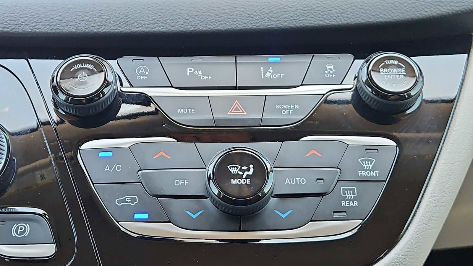 Used 2023 Chrysler Pacifica Touring-L image 16