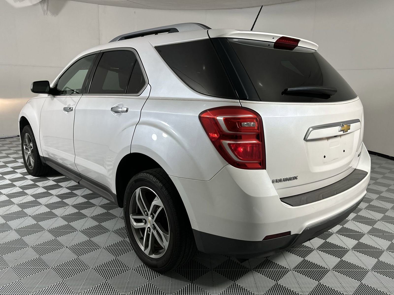 Used 2017 Chevrolet Equinox Premier w/ Enhanced Convenience Package FWD image 6