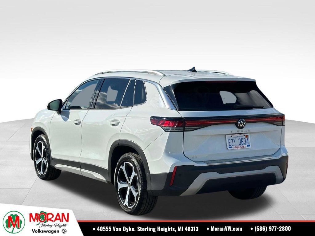 Certified 2026 Volkswagen Tiguan SE w/ Panoramic Sunroof Package FWD image 3