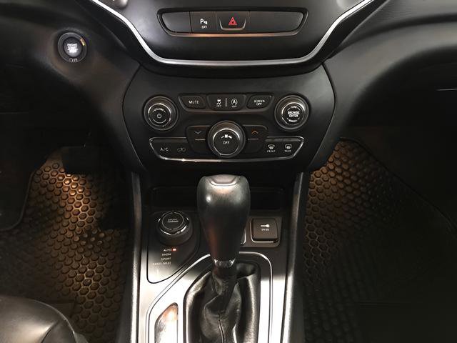 Used 2019 Jeep Cherokee Latitude Plus w/ Cold Weather Group AWD/4WD image 15