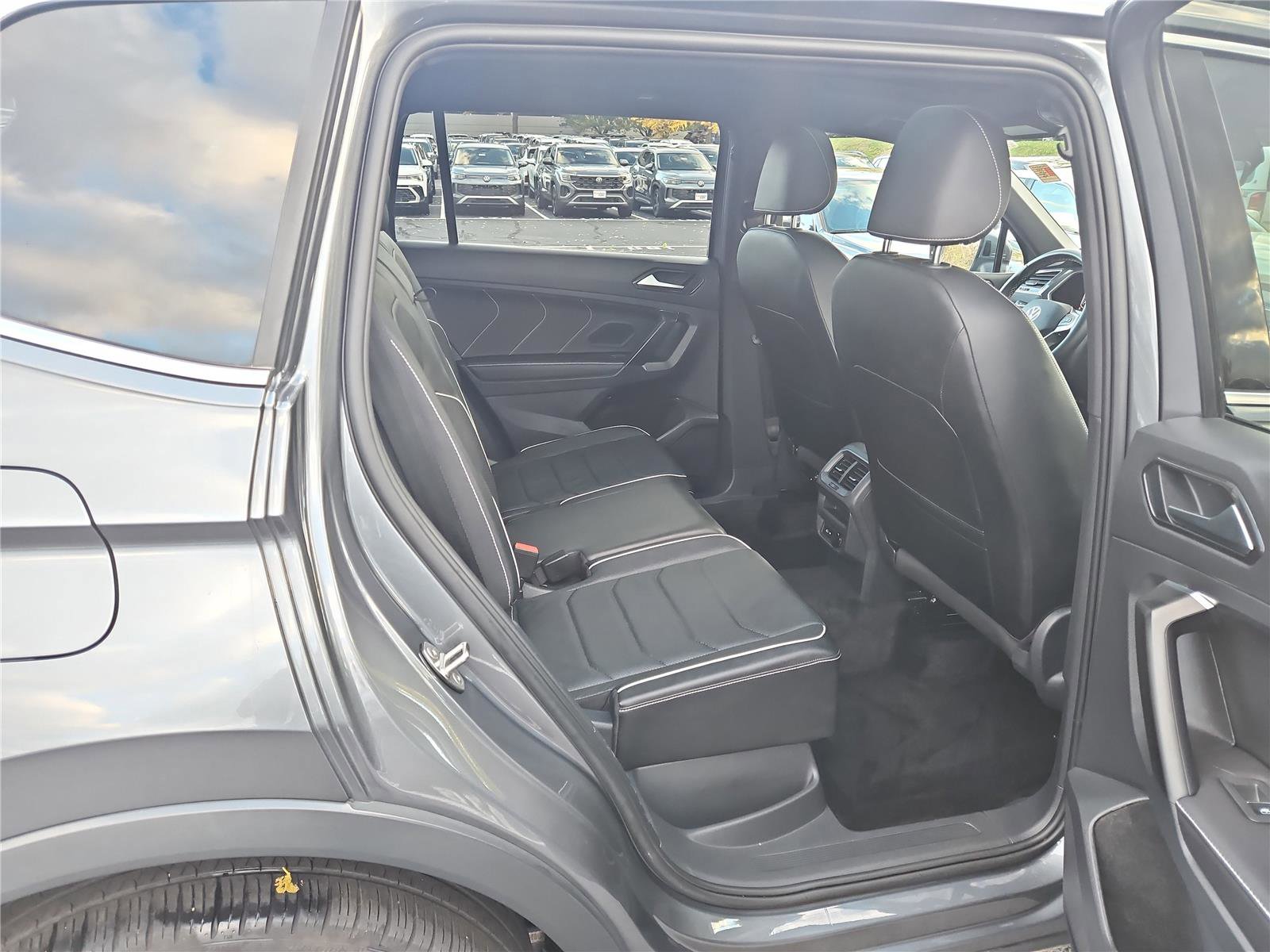 Certified 2023 Volkswagen Tiguan SEL R-Line image 33
