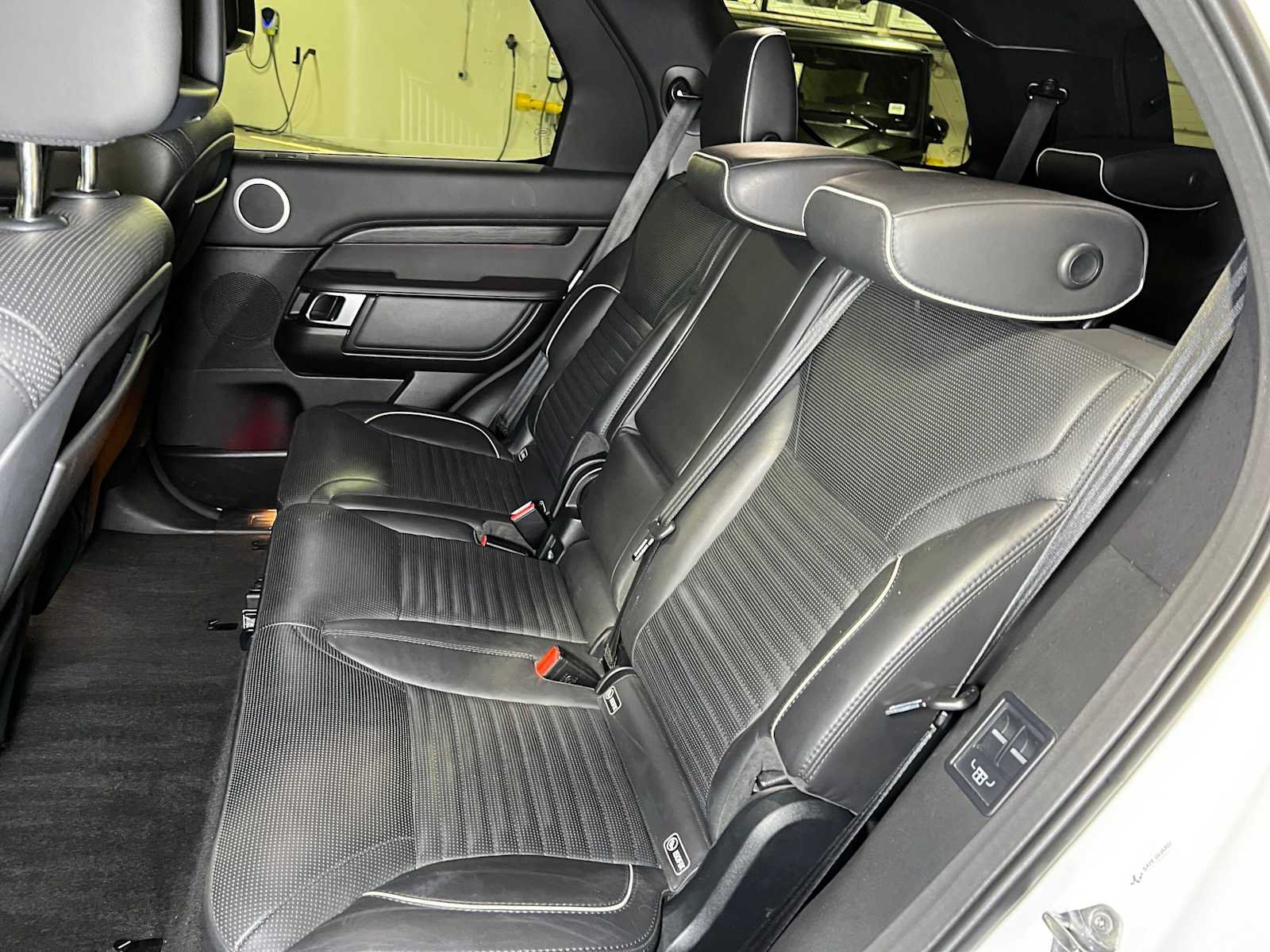 Used 2017 Land Rover Discovery HSE Luxury AWD/4WD image 18