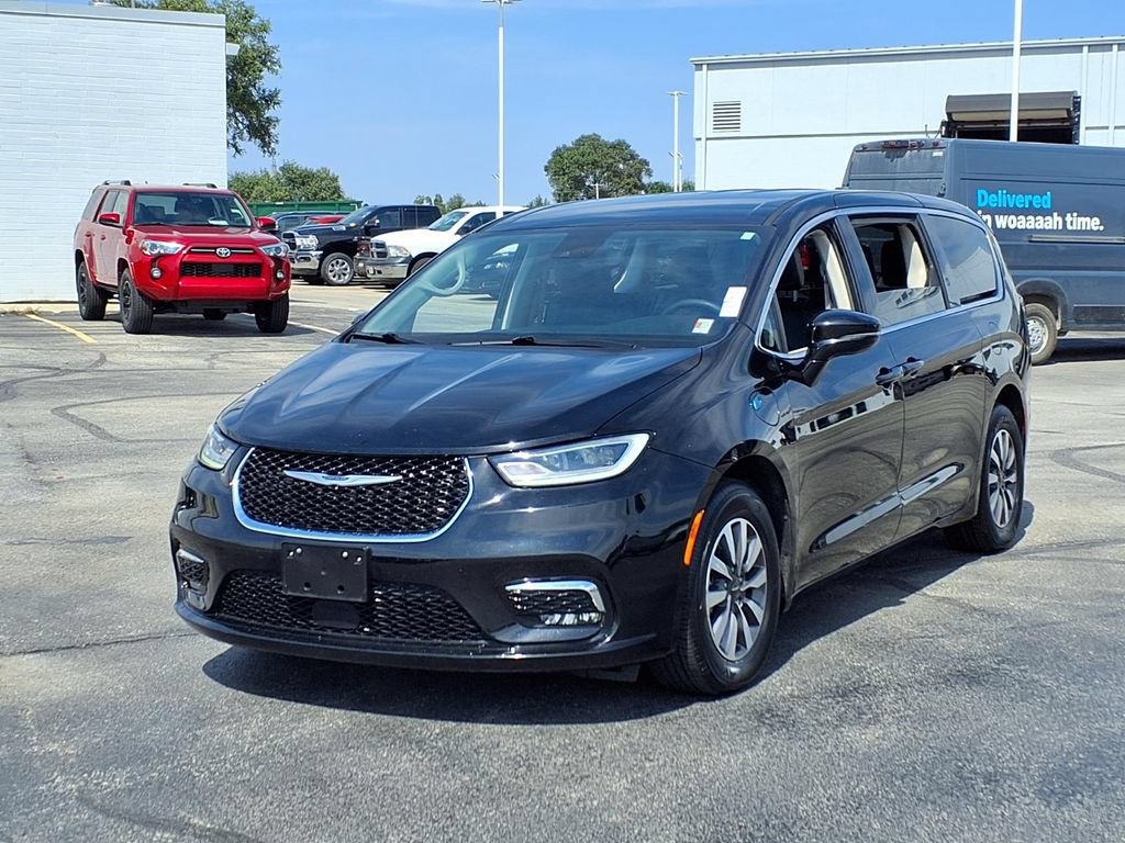 Used 2024 Chrysler Pacifica Limited FWD image 2