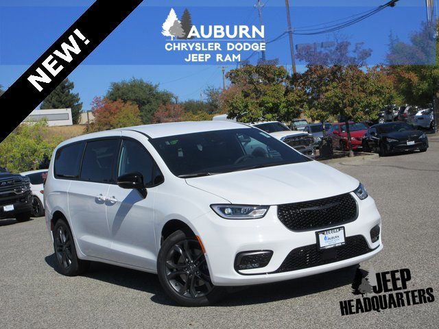 New 2026 Chrysler Pacifica Select
