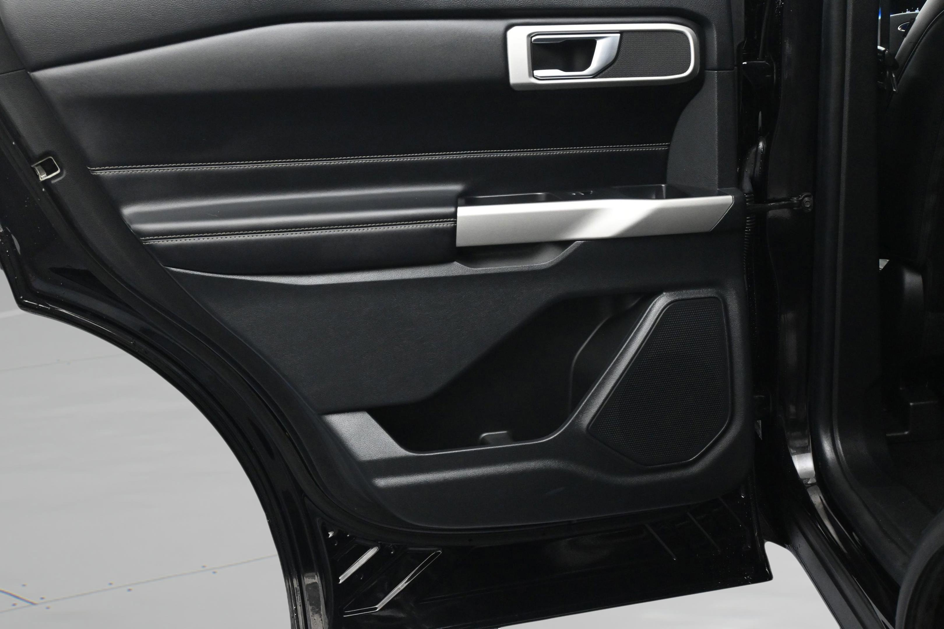 Used 2021 Ford Explorer XLT w/ Equipment Group 202A RWD image 12