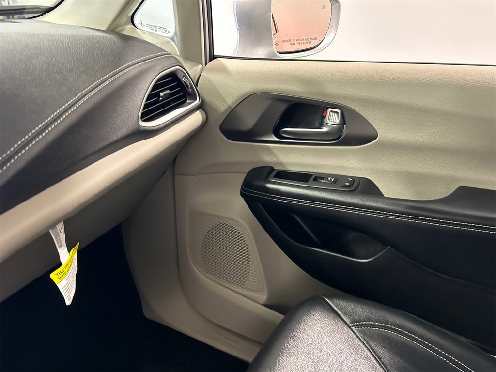Used 2022 Chrysler Pacifica Touring-L image 25